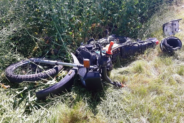 Do zdarzania doszło w Zadusznikach (powiat Lipno). Motocyklista jechał za szybko, więc policjanci postanowili go zatrzymać do kontroli.- Kierowca jednak zredukował bieg, przyspieszył i ominął policjanta. Po chwili stracił jednak panowanie nad pojazdem i przewrócił się na lewe pobocze jezdni. Kiedy zobaczył podchodzących do niego policjantów, zaczął uciekać pieszo wzdłuż drogi, a następnie wbiegł na pole. Po kilkunastu metrach został jednak zatrzymany - relacjonuje sierż. szt. Małgorzata Małkińska z policji w Lipnie.Okazało się, że 18-latek (mieszkaniec gminy Dobrzyń nad Wisłą) nie miał prawa jazdy, a pojazd, którym się poruszał, to "samoróbka" i nie ma ani dopuszczenia do ruchu ani ubezpieczenia. - Na szczęście kierujący nie odniósł obrażeń, ale będzie musiał odpowiedzieć za szereg wykroczeń, których się dopuścił - dodaje sierż. szt. Małgorzata Małkińska.INFO Z POLSKI  - przegląd najciekawszych informacji ostatnich dni w kraju (18-24.05.2017)