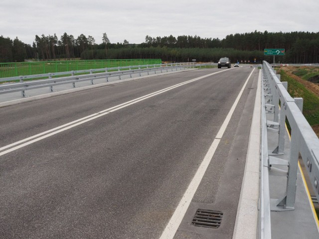 Otwarte dla ruchu lokalnego zostały wiadukt w ciągu Drogi Wojewódzkiej nr 167 na węźle Zegrze oraz dwa wiadukty w ciągu dróg gminnych w rejonie miejscowości Strzekęcino. To pierwsze uruchomione obiekty mostowe na budowanej S11.