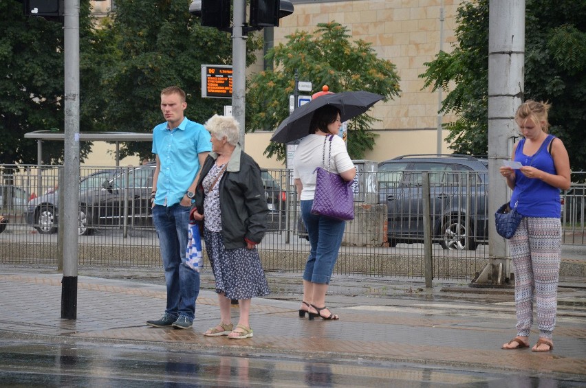 Meteorolodzy ostrzegają przed burzami z gradem. We Wrocławiu już pada (GDZIE JEST BURZA, RADAR)