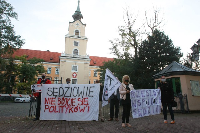 Pikieta popierająca sędziego Igora Tuleję przed Sądem Okręgowym w Rzeszowie.