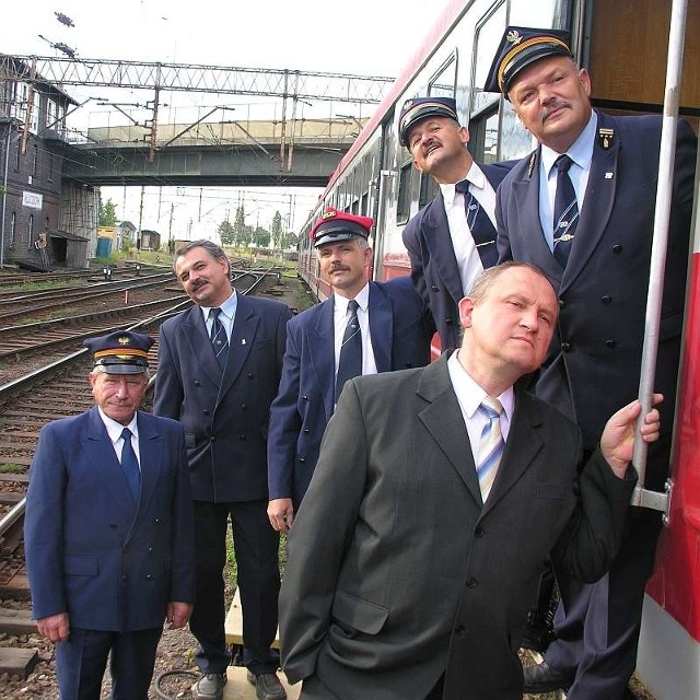 Na zdjęciu od lewej: Jan Mainka, Jerzy Mielnik, Jacek Wilk, obok na stopniach pociągu: Stanisław Konarski i Adam Czapaj, przed nimi, w garniturze, Jerzy Ciupke.