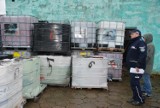 W Karsinie policjanci wstrzymali rozładunek pojemników z niebezpieczną substancją niewiadomego pochodzenia
