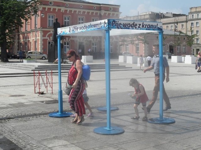 W upały, na placu Biegańskiego w Częstochowie instalowano kurtynę wodną