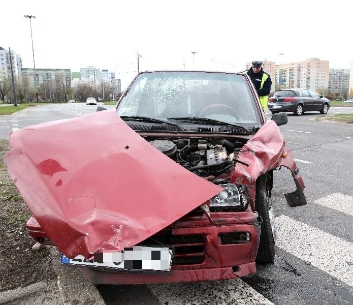 Kraksa na rondzie Sybiraków. Daewoo tico zderzyło się z volkswagenem [ZDJĘCIA]