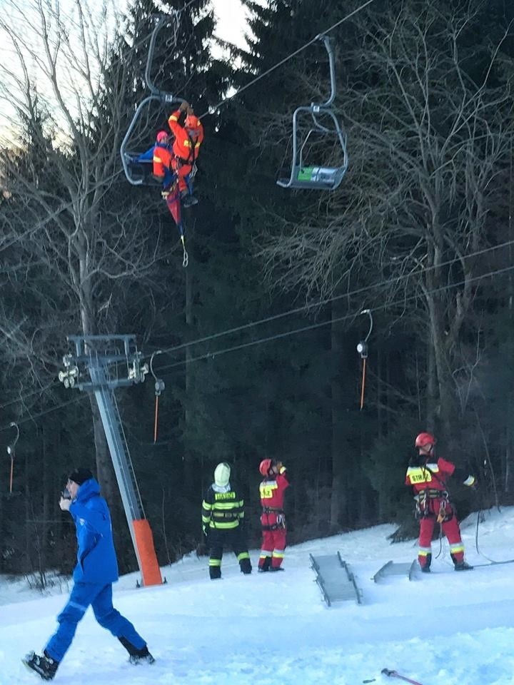 Ewakuacja wyciągu narciarskiego w Czechach. W akcji strażacy z Głuchołaz