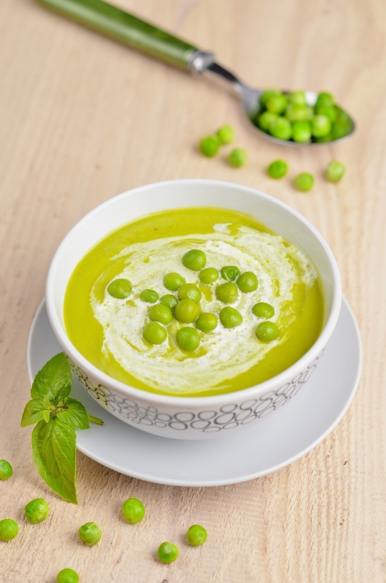 Zupa krem z zielonego mrożonego groszku.