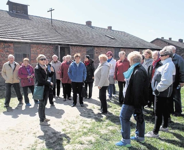 Seniorzy podczas zwiedzania obozu Auschwitz-Birkenau