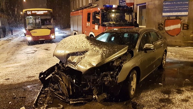 Wypadek na Franciszkańskiej w Łodzi. Zderzenie dwóch osobówek. 34-latka nie zatrzymała się przed znakiem "stop"