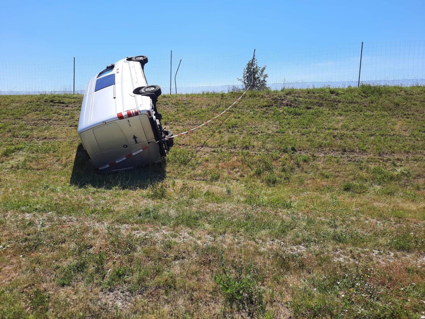 Bus przewrócił się na skarpie na autostradzie A4 w pobliżu węzła Przemyśl [ZDJĘCIA]