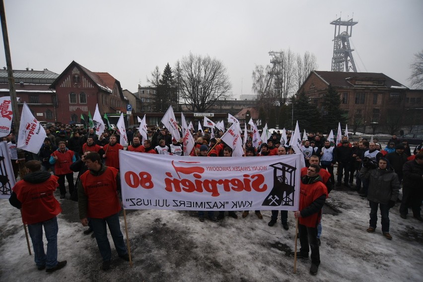 Manifestacja związkowa i górnicza przed kopalnią Boże Dary w...