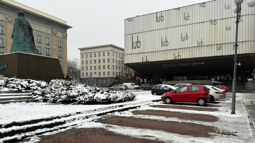 Plac Sejmu Śląskiego był niegdyś oblegany przez kierowców....