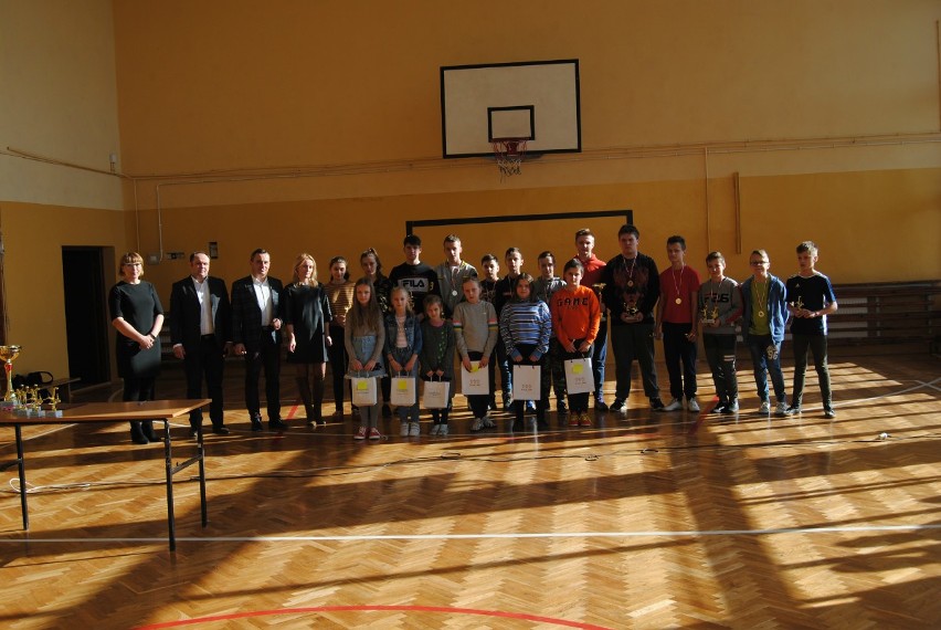 Nagrody dla uczniów szkoły w Kurzelowie za sukcesy w konkursach i turniejach. Burmistrz gościem uroczystości (ZDJĘCIA)