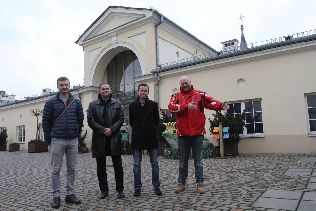 Łukasz Sławski, profesor Grzegorz Świt, Łukasz Kosno – z Politechniki Świętokrzyskiej oraz Przemysław Krystian z Muzeum Zabawek i Zabawy przed budynkiem muzeum. To, co na zewnątrz wszyscy znają, natomiast piwnice skrywają wiele niewiadomych.