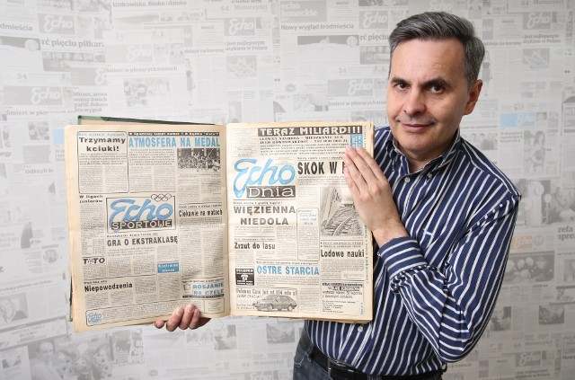 Redaktor naczelny „Echa Dnia” Stanisław Wróbel prezentuje pierwszy numer gazety na tarnobrzeskim rynku
