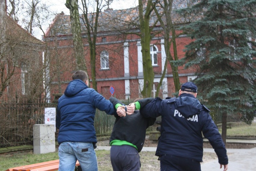 Dwaj młodzi mieszkańcy Wąbrzeźna odpowiedzą za rozbój na...