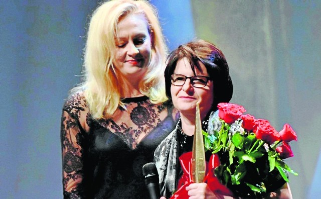 Niedawno E. Niedziejko (z prawej) otrzymała za wkład w rozwój turystyki i promocję produktu turystycznego Włócznię Jaćwingów - nagrodę prezydenta Suwałk.