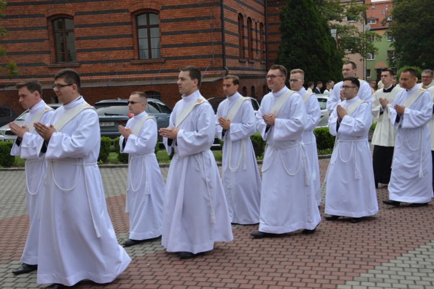 Diecezja opolska ma od dzisiaj 10 nowych kapłanów [sylwetki, parafie, do których trafią]