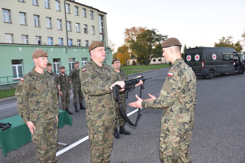 Podpułkownik Łukasz Baranowski (w środku, na pierwszym...