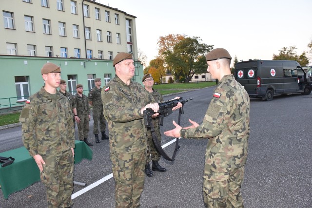 Podpułkownik Łukasz Baranowski (w środku, na pierwszym planie) przekazał broń nowym ochotnikom z radomskiego batalionu.