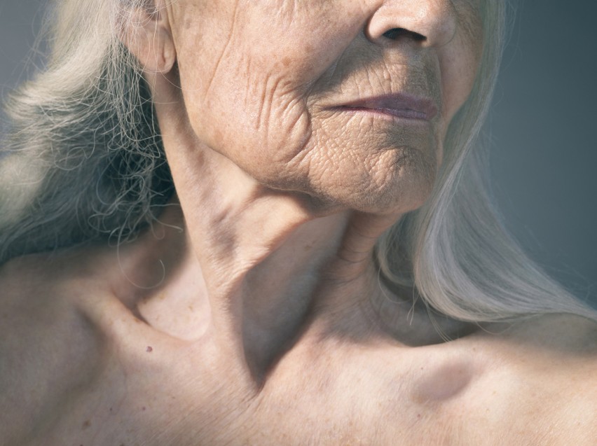 Na różne sposoby można spowolnić starzenie się skóry i na...