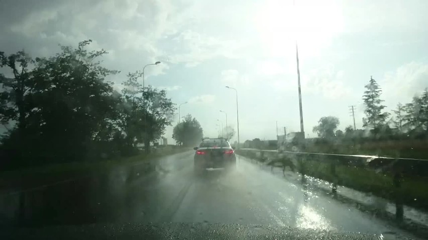 Podczas deszczowej aury kierowcy mają obowiązek włączyć...