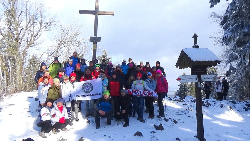 Ponad stu piechurów i kilku… rowerzystów, zdobyło zimą szczyt Łysicy - nasz Everest