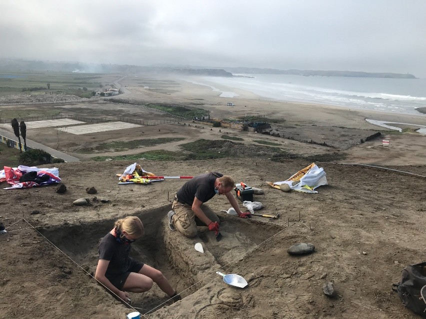 Archeolodzy polscy w trakcie odkrywania muru z cegły adobe....