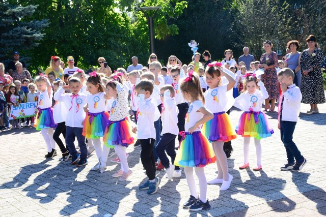 Przedszkolaki świętowały swój dzień pod pomnikiem Tadeusza Kościuszki w Połańcu.