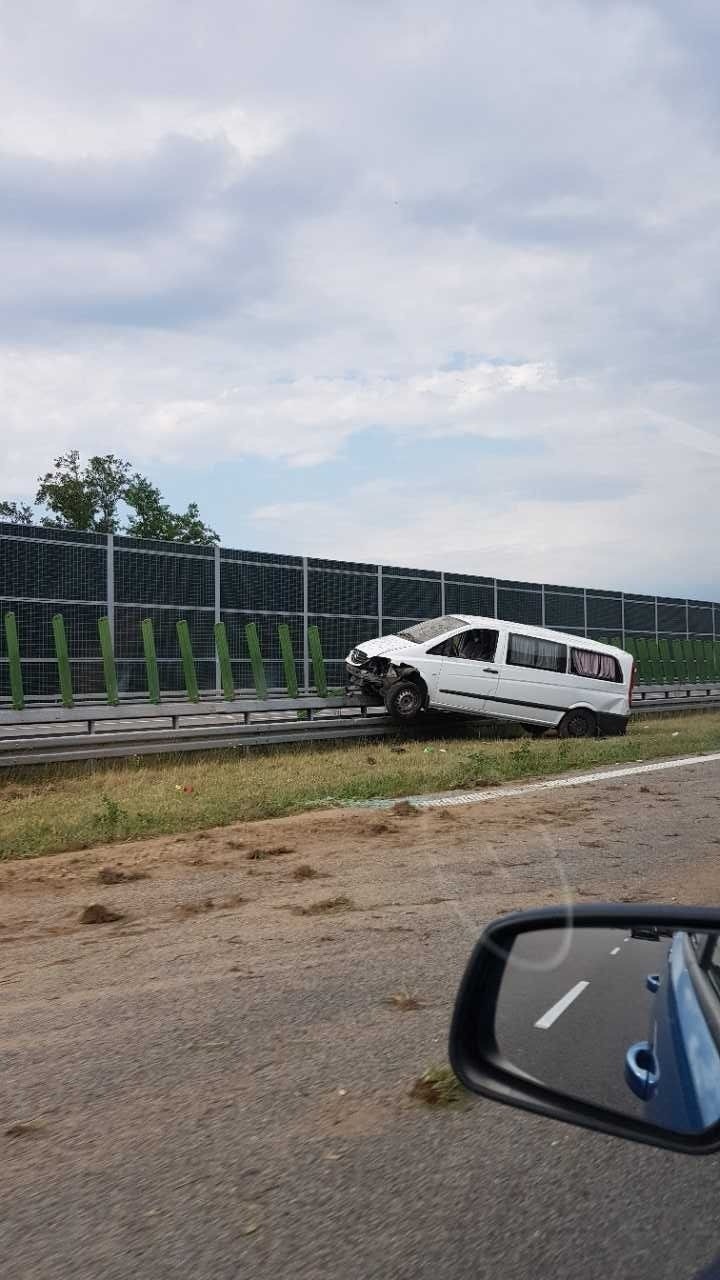 Mercedes dostawczy uderzył w barierę ochronną na autostradzie A4 [ZDJĘCIA INTERNAUTY]
