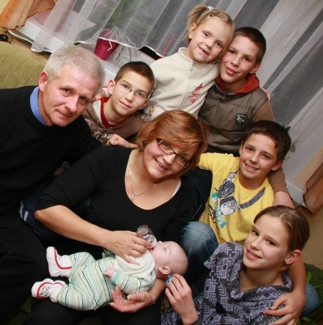 Rodzina Myślickich tworzy zgraną paczkę. Od lewej pan Artur, Mateusz, pani Urszula z Szymonem, Julia, Piotrek, Maciek i Sylwia.