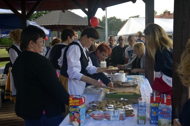 W Trzebiatkowej odbył się, już po raz szósty, Festiwal Smaków Regionalnych. Tym razem królowały owoce sezonowe. Na słodko i wytrawnie. Konkursowi kulinarnemu towarzyszył sołecki festyn z wieloma atrakcjami. Szersza relacja z wynikami w papierowym Głosie Bytowa/Miastka (Głos Pomorza). 