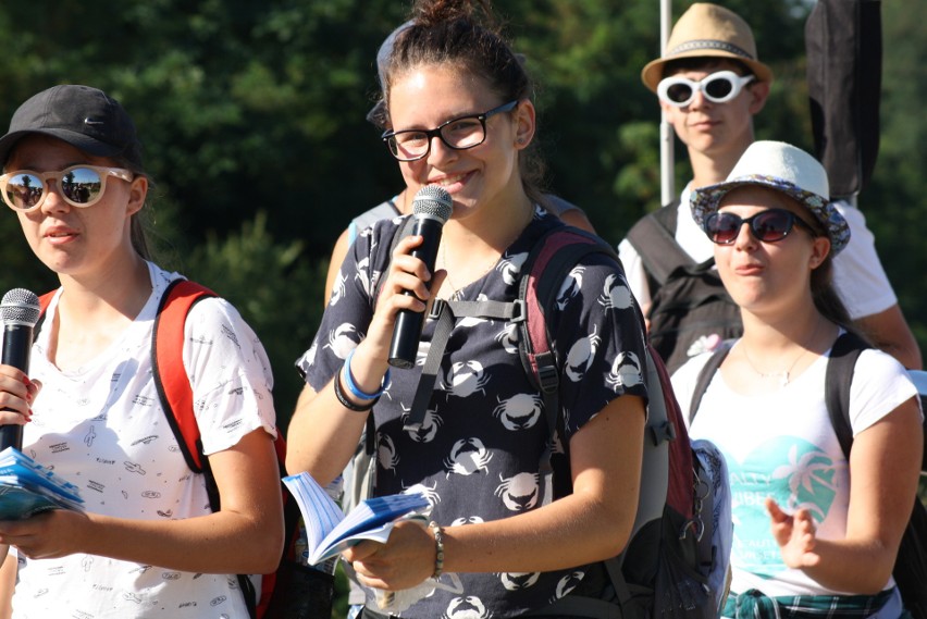 Oświęcimscy pątnicy w pięciu grupach z dekanatów:...