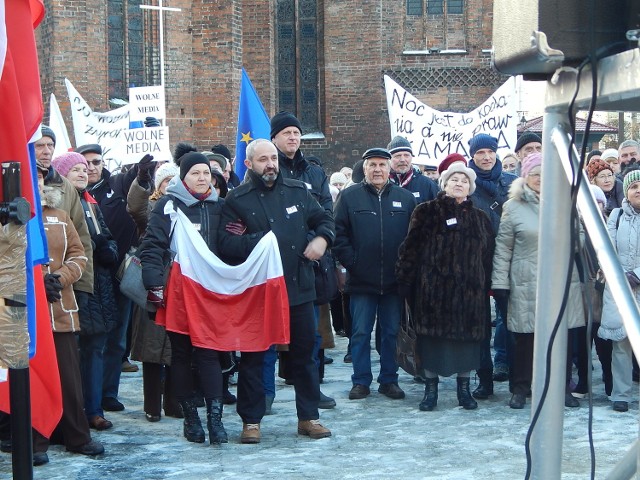 W Gorzowie, podobnie jak i w kilkunastu miastach w całej Polsce, odbyła się manifestacja pod hasłem „W obronie wolności i słowa”. Zorganizował ją Komitet Obrony Demokracji. Manifestacja była odpowiedzią na zmiany w ustawie medialnej, jakie wprowadził PiS. Na plac przy katedrze przyszło około 200 osób.