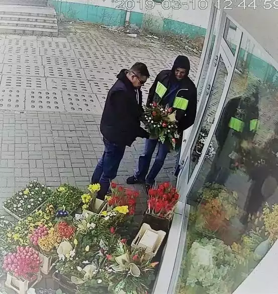 Dwaj mężczyzźni 10 marca ok. godz. 12.45 ukradli 150 tulipanów  o łącznej wartości 600 zł z kwiaciarni na Górnej.