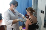 Uczniowie z Łodzi przyjęli szczepionkę na koronawirusa w siedzibie swojego liceum (zdjęcia z IV LO)