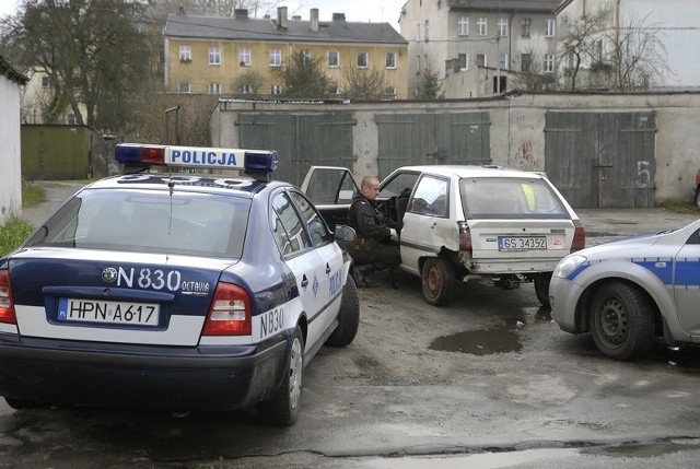 Policjanci przeszukują citroena, którym uciekali uczniowie Liceum Policyjnego.