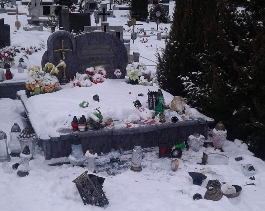Gąski. 31-latek sprofanował cmentarz i załatwił potrzebę fizjologiczną na grób (zdjęcia)