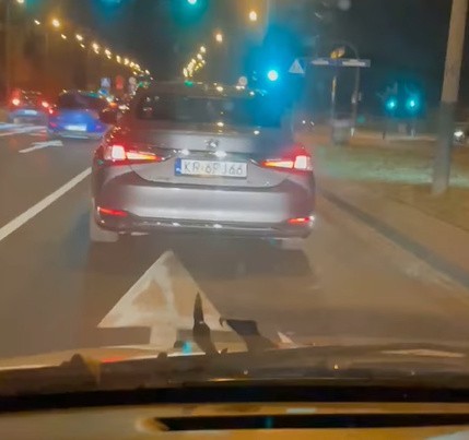Mateusz Jaśko prowadzący na Facebooku profil "Co jest nie tak z Krakowem" nagrał samochód wożący prezydenta Krakowa Jacka Majchrowskiego, przekonując, że służbowy pojazd przekracza prędkość.