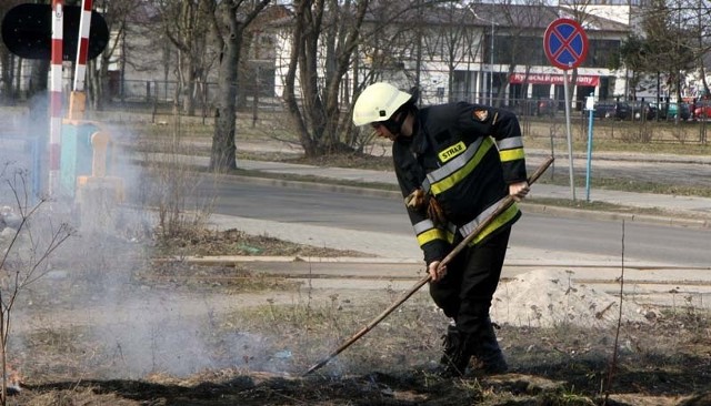 Na zdjęciu: dogaszanie płonących traw w sąsiedztwie przejazdu kolejowego u zbiegu ulic Solnej i Bałtyckiej. 