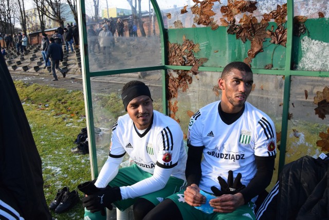 Piłkarze Olimpii Grudziądz (z lewej Nildo, obok Lukas Klemenz) w poniedziałek rozpoczną treningi przed wiosną