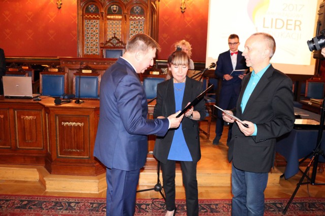 Wójt Radomyśla nad Sanem Jan Pyrkosz (z lewej) odbiera certyfikat w auli Collegium Novum Uniwersytetu Jagiellońskiego z rąk profesora Dariusza Rotta i prezesa zarządu Fundacji Rozwoju Edukacji i Szkolnictwa Wyższego Grażyny Kaczmarczyk