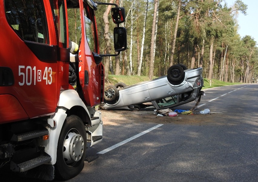 DK 63: Opel wypadł z jezdni podczas wyprzedzania. 28-latka...