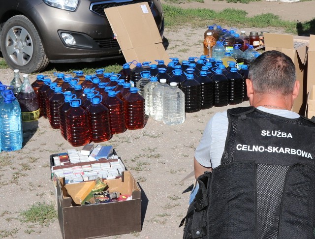 Kontrabanda w zaparkowanym aucie. Nielegalny alkohol i papierosy za ponad 200 tys. zł