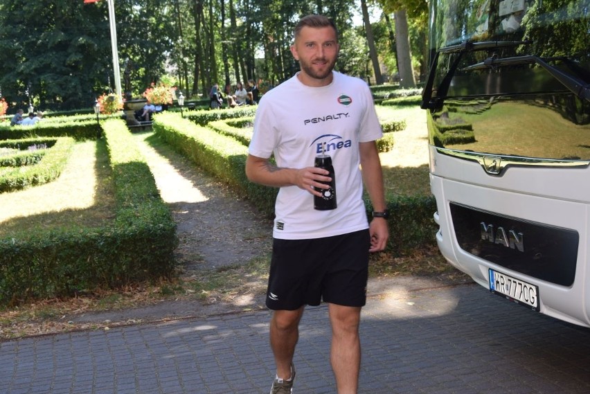 Piłkarze Radomiaka opuścili hotel i jadą na stadion na mecz z Wartą [ZDJĘCIA] 