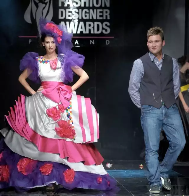 Młody projektant z Radomia Bartosz Wcisło podczas prezentacji konkursu Fashiom Designer Awards wraz ze swoją dziewczyną i modelką Kingą Piecabą z Kielc.
