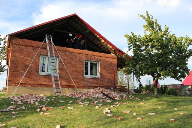 Jeden z domów, na którym nawałnica  uszkodziła dach.