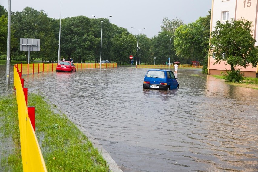 Zalane były m. in. ul. Wierzbowa, Al. Tysiąclecia Państwa...