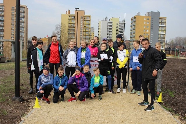 W biegu z okazji 60 lat Rudy Ślaskiej wystartowało dziesięć 15-osobowych drużyn mieszanych, reprezentujących rudzkie szkoły podstawowe