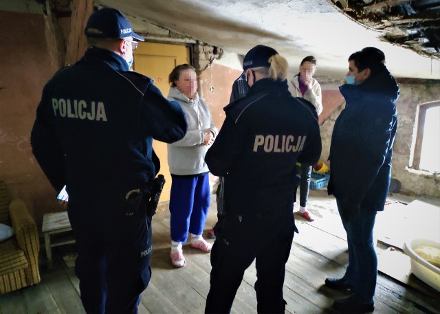 Dzielnicowi z bytowskiej komendy wspólnie z pracownikami Miejskiego Ośrodka Pomocy Społecznej sprawdzają, jak w tych trudnych warunkach zimowych radzą sobie bezdomni.