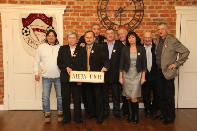 Na zdjęciu (od lewej): Jacek Ziober, Jacek Bogusiak, Tadeusz Marczewski, Marek Dziuba, Grzegorz Klejman, fanka ŁKS, Adam Kopczyński, Mirosław Bulzacki.